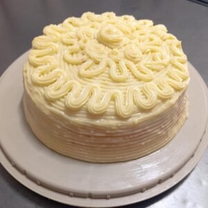 Panetela 3 leches con cubierta de crema pastelera de vainilla y relleno de mermelada de fresas